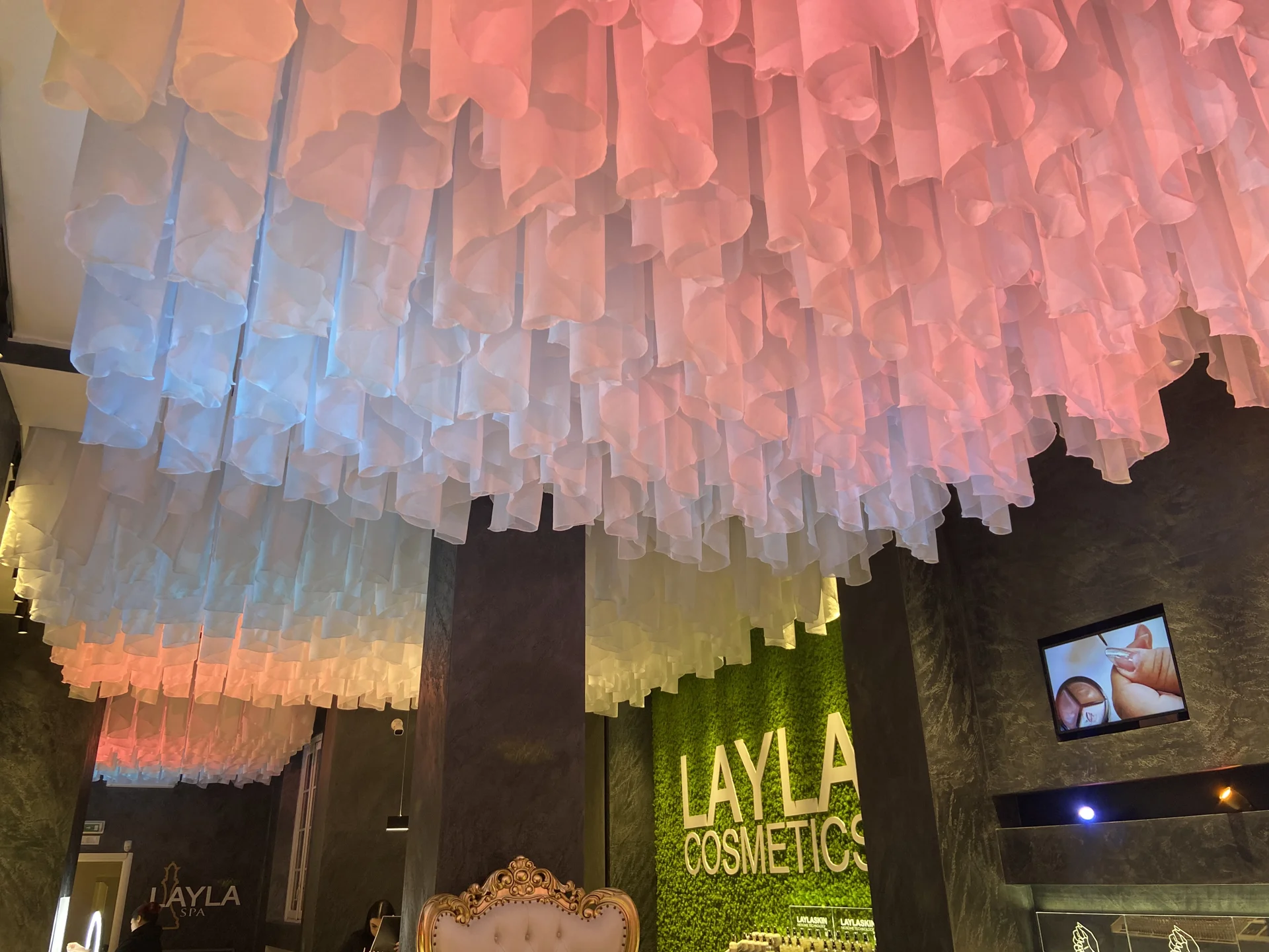 Layla Cosmetics: lighting, materials and store identity